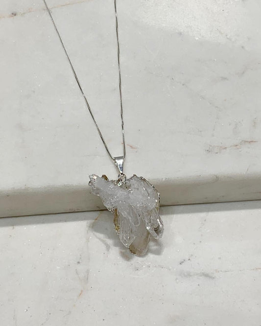 Pingente Drusa Cristal de Quartzo eletroplate banho prata