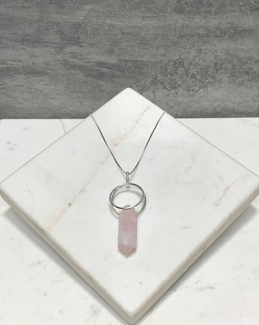 Pingente ponta biterminada Quartzo Rosa dupla argola