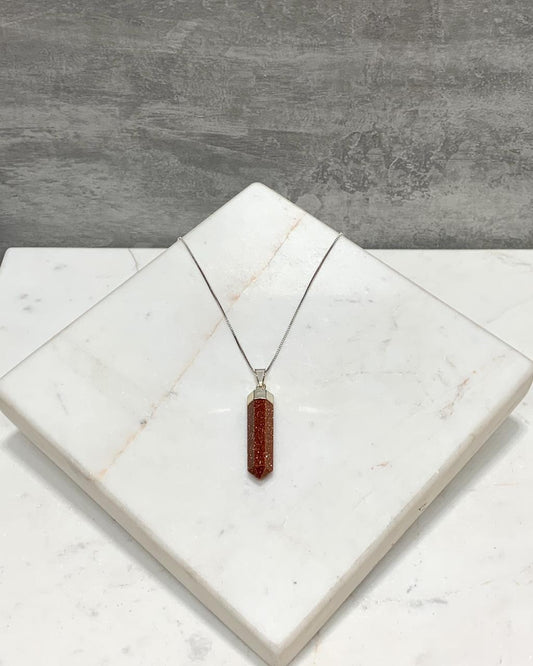 Pingente ponta Goldstone banho prata