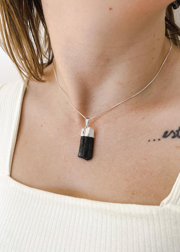 Pingente Turmalina negra bruta com eletroplate banho prata