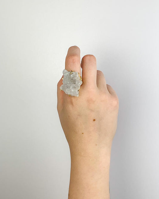 Anel Drusa de Cristal de Quartzo com Garra Ajustável Banho Ouro