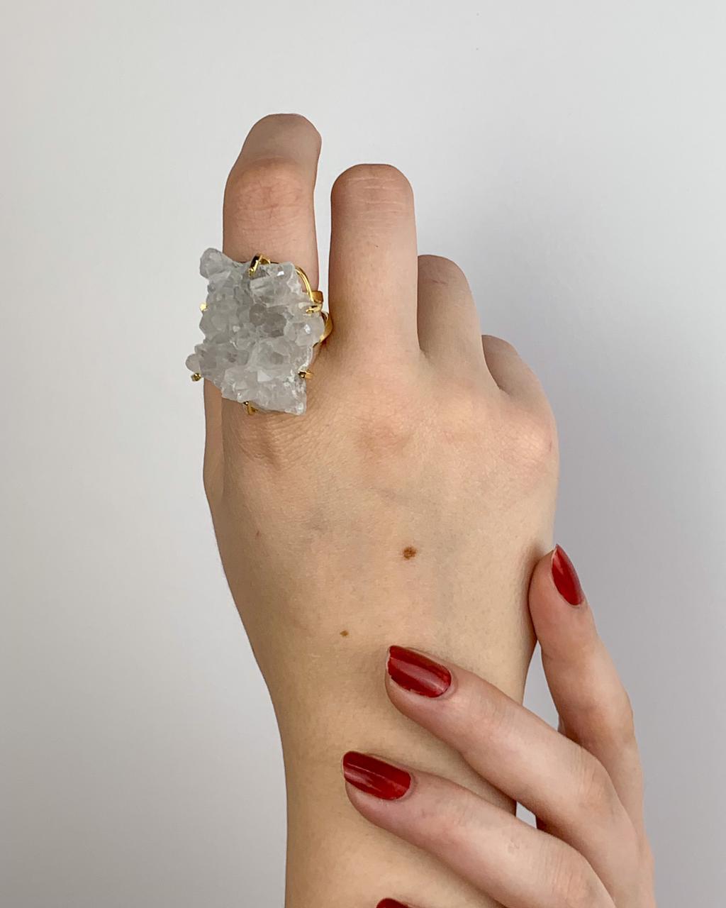 Anel Drusa de Cristal de Quartzo com Garra Ajustável Banho Ouro