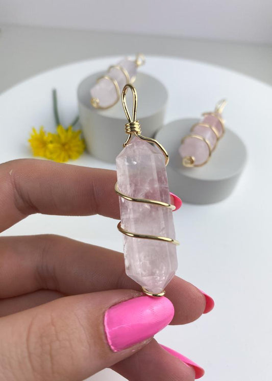 Pingente ponta biterminada Quartzo rosa espiral banho ouro