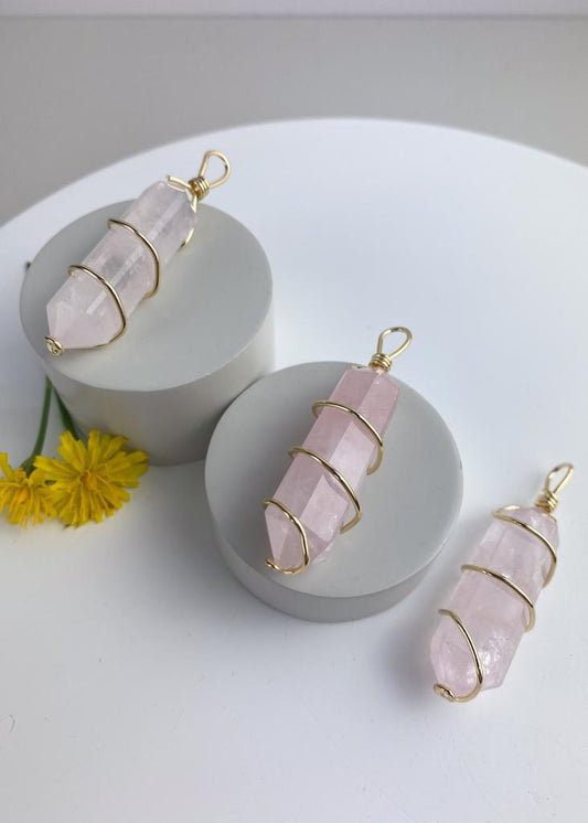 Pingente ponta biterminada Quartzo rosa espiral banho ouro