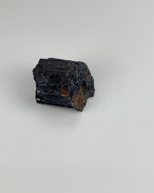 Pedra Turmalina preta bruta entre 76 a 110 gramas