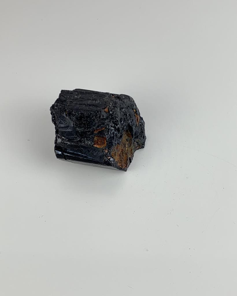 Pedra Turmalina preta bruta entre 76 a 110 gramas