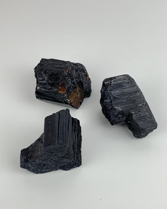 Pedra Turmalina preta bruta entre 76 a 110 gramas