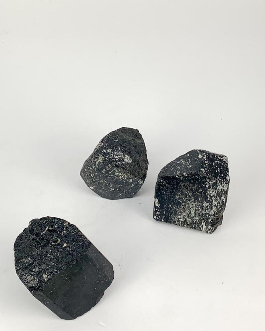 Pedra Turmalina preta bruta 220 a 300 gramas