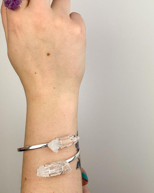 Bracelete duo ponta Cristal de Quartzo envolta banho prata