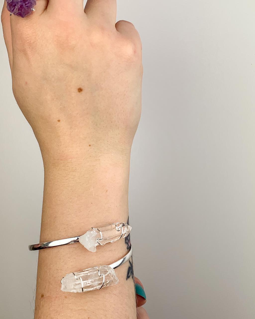 Bracelete duo ponta Cristal de Quartzo envolta banho prata