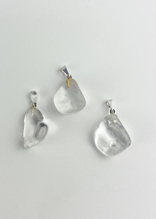 Pingente Cristal de Quartzo rolado com pino Banhado Prata