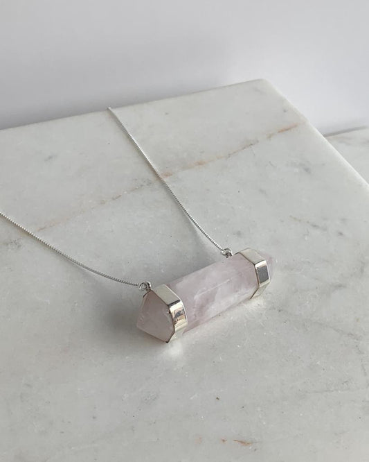 Escapulário Coração e Ponta Biterminada Quartzo Rosa Prata 925