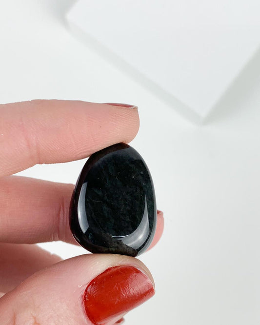 Pedra Obsidiana Arco-irís rolada 6 a 9 gramas