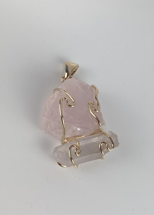 Pingente duo Cristal com Quartzo Rosa bruto banho ouro