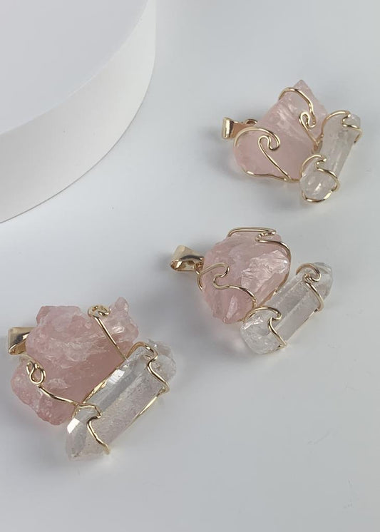 Pingente duo Cristal com Quartzo Rosa bruto banho ouro