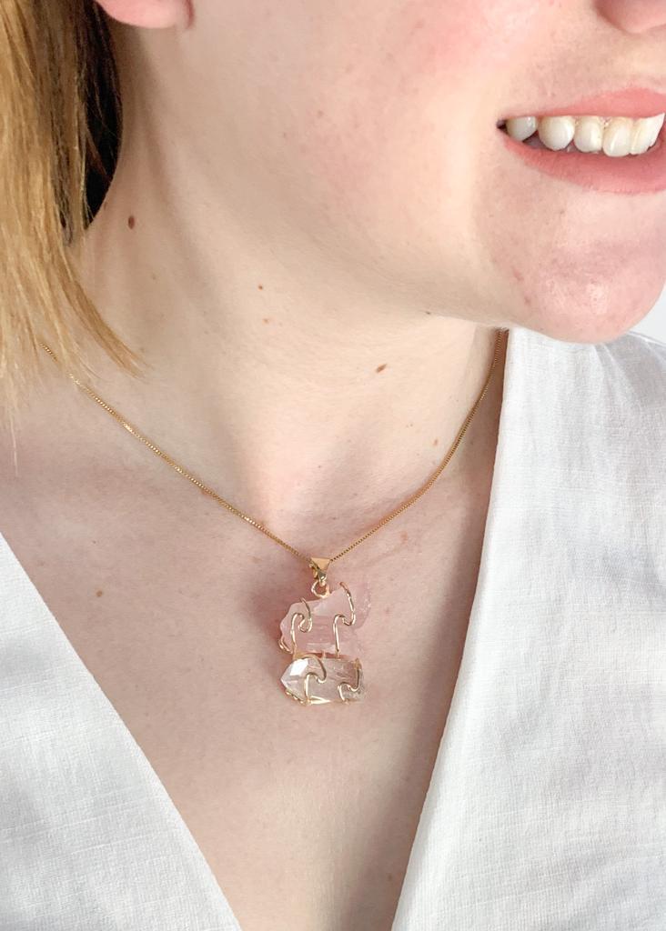 Pingente duo Cristal com Quartzo Rosa bruto banho ouro