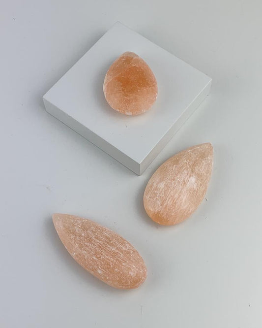 Pedra Selenita Laranja Forma Gota entre 38 a 48 gramas