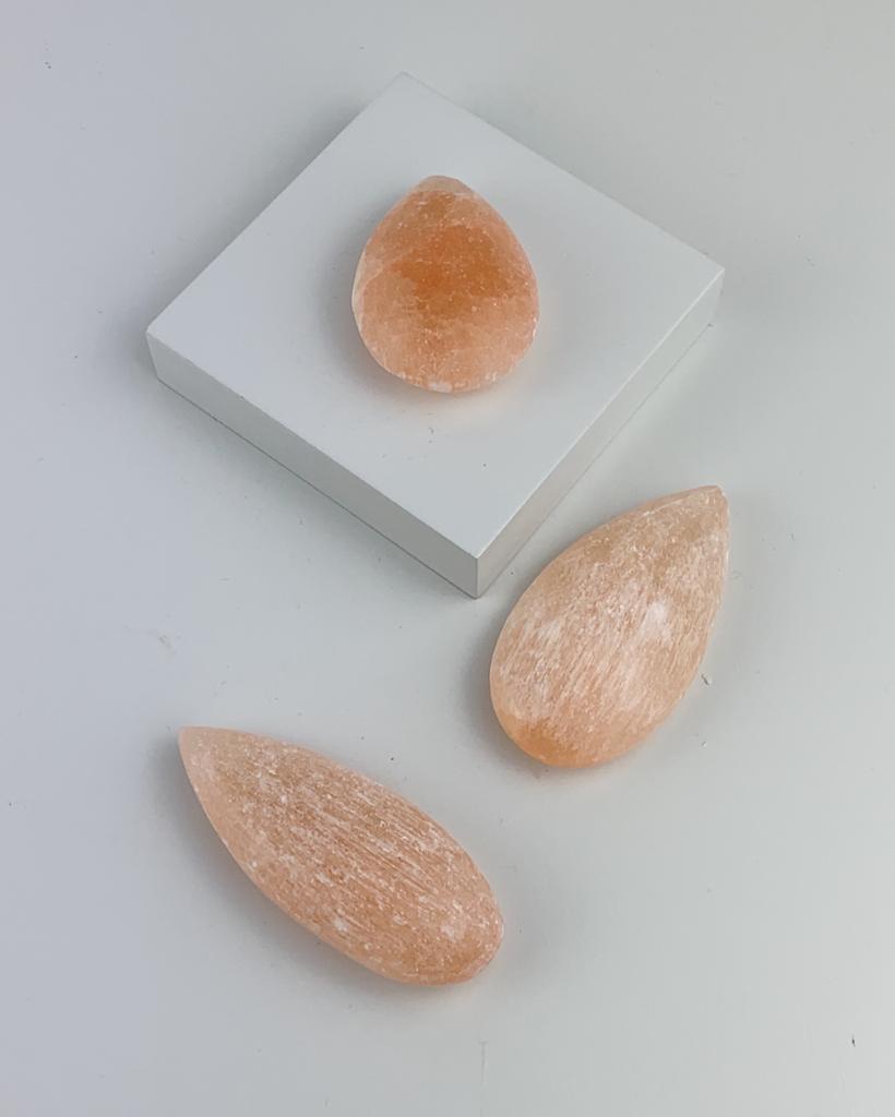 Pedra Selenita Laranja Forma Gota entre 38 a 48 gramas