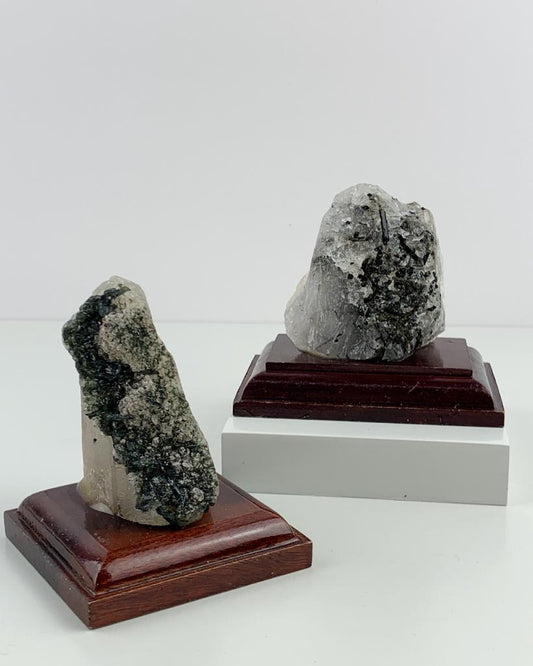 Pedra Turmalina Verde no Quartzo na Base Madeira Marrom 125 a 155 gramas