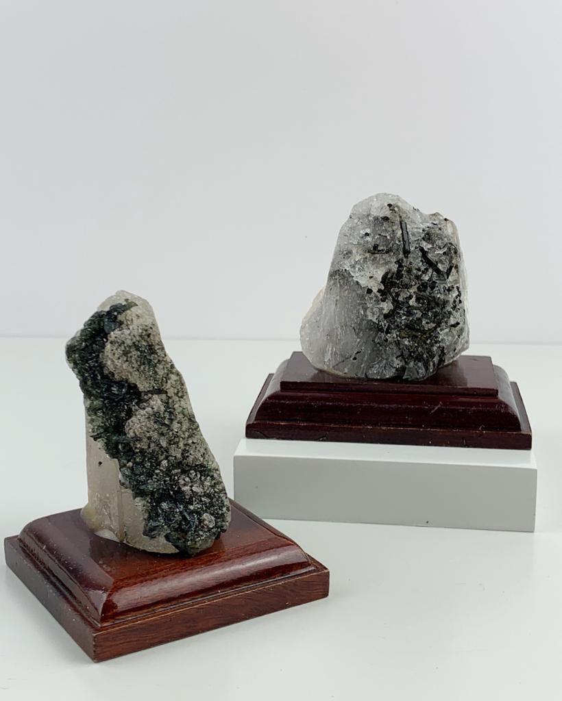 Pedra Turmalina Verde no Quartzo na Base Madeira Marrom 125 a 155 gramas