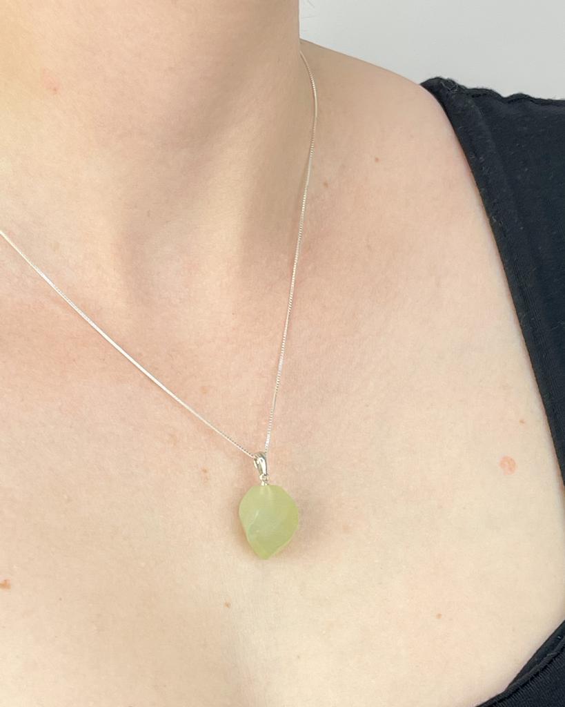 Colar Polido Jade Verde Claro New Jade Bowenita Prata 925