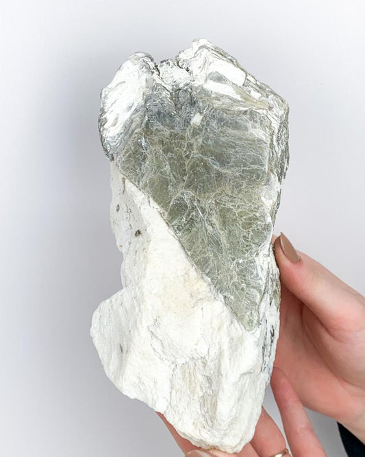 Mica no Feldspato Bruto 1,430 Kg aprox.