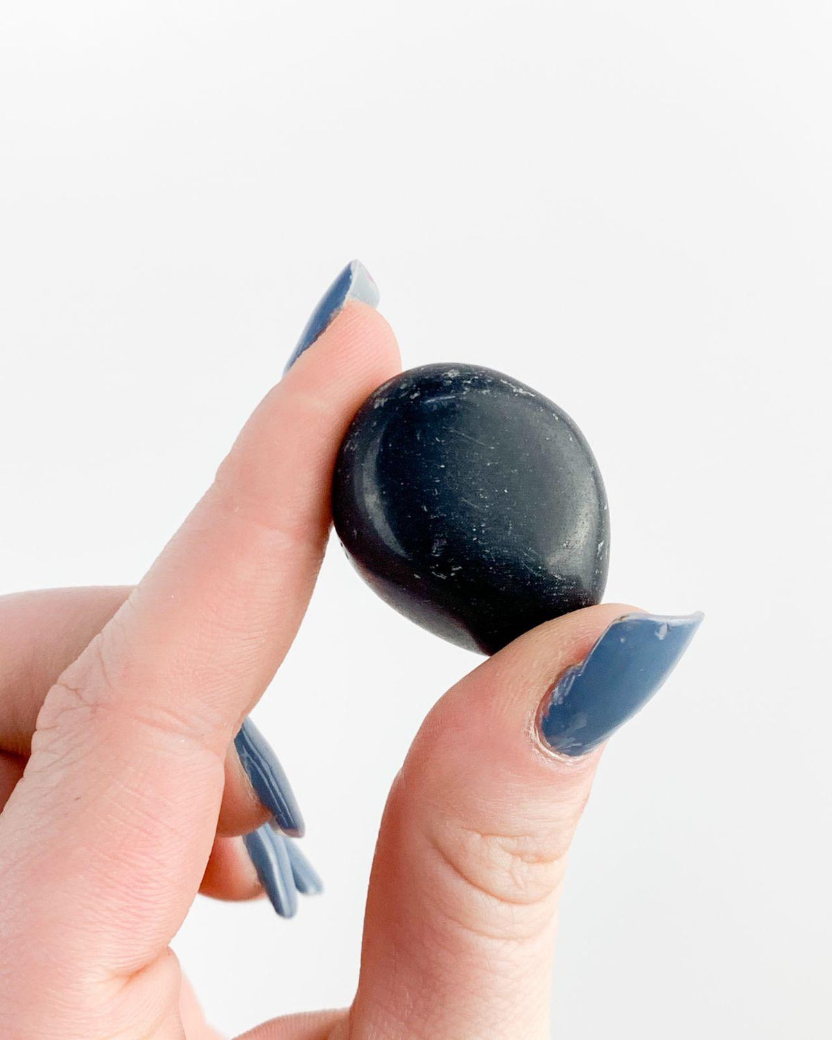 Pedra Obsidiana Preta Rolada 16 a 26 gramas