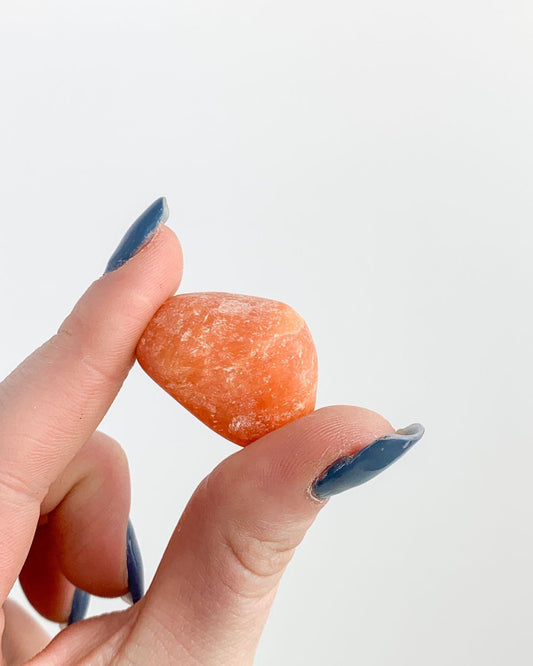 Pedra Calcita Laranja Rolada 15 a 19 gramas