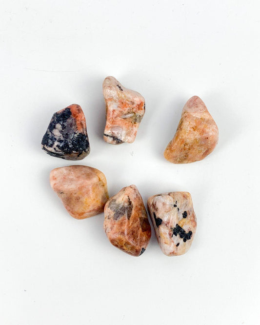 Pedra Turmalina negra com Feldspato rolado 10 a 19 gramas