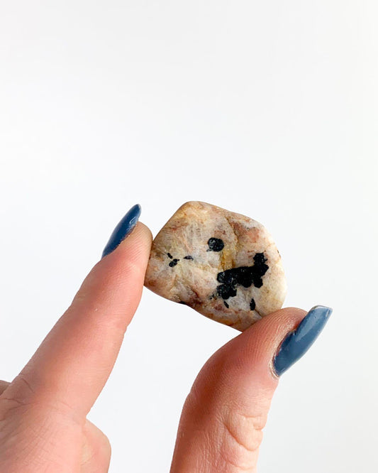 Pedra Turmalina negra com Feldspato rolado 10 a 19 gramas