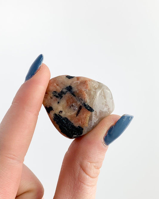 Pedra Turmalina negra com Feldspato rolado 20 a 28 gramas