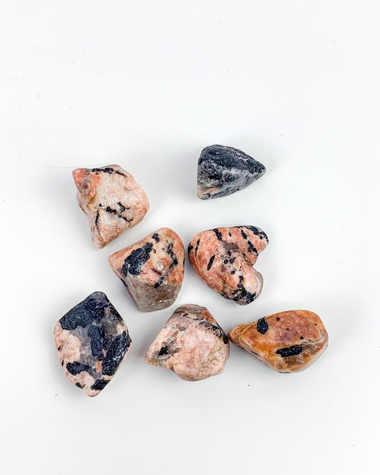 Pedra Turmalina negra com Feldspato rolado 20 a 28 gramas