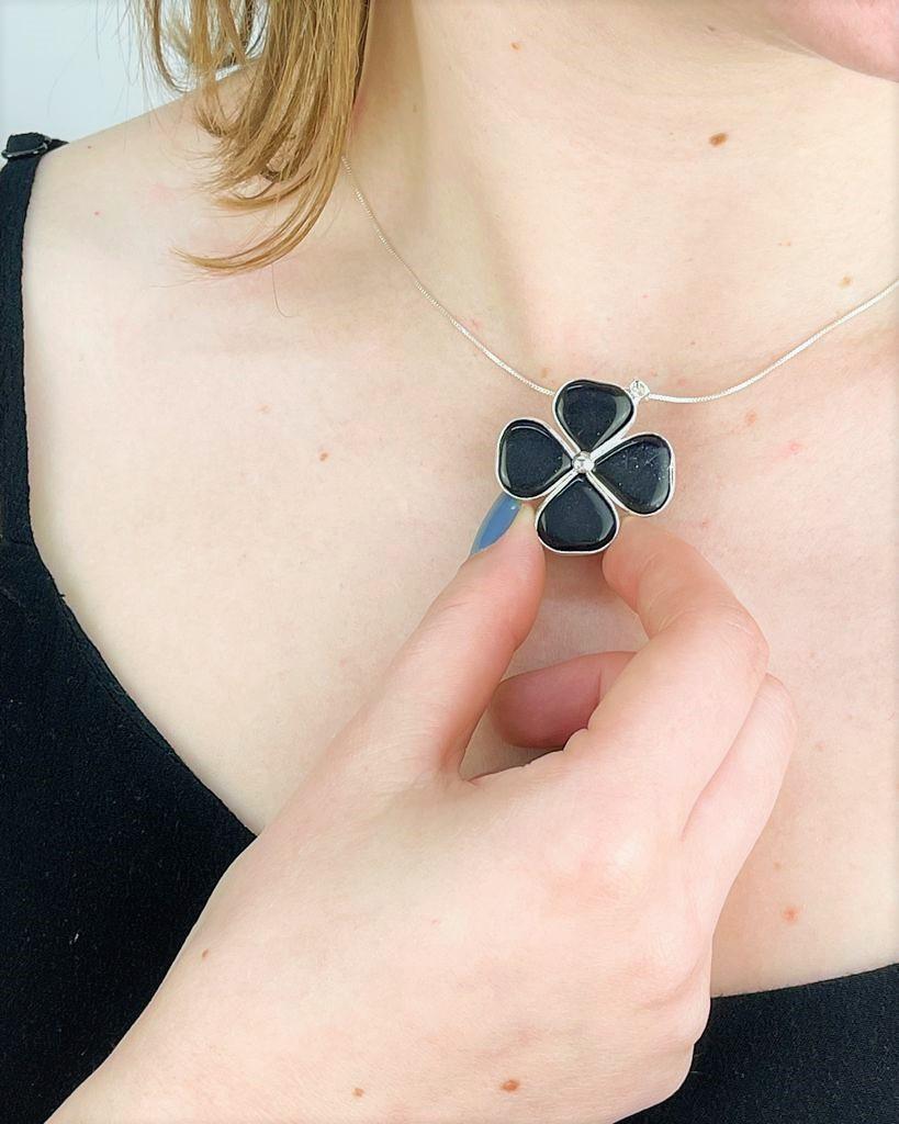 Pingente Trevo de Goldstone Azul Banho Prata