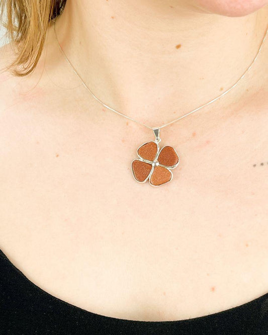 Pingente Trevo de Goldstone Marrom Banho Prata