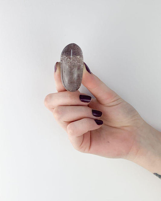 Pedra Cristal de Quartzo com Inclusão Lodolita Polido 30 a a 38 gramas aprox.