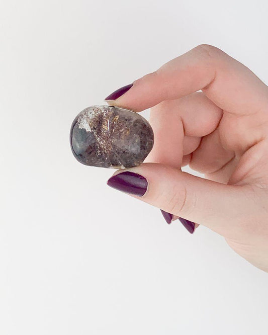 Pedra Cristal de Quartzo com Inclusão Lodolita Polido 16 a 24 gramas aprox.