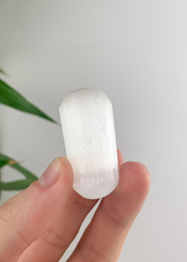 Pedra Selenita Branca rolada 27 a 36 gramas