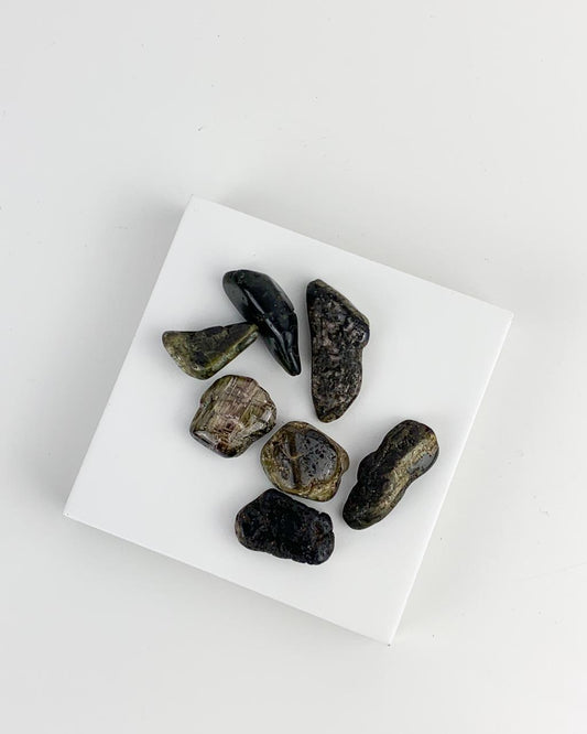 Pedra Turmalina verde rolada 4 a 5 gramas