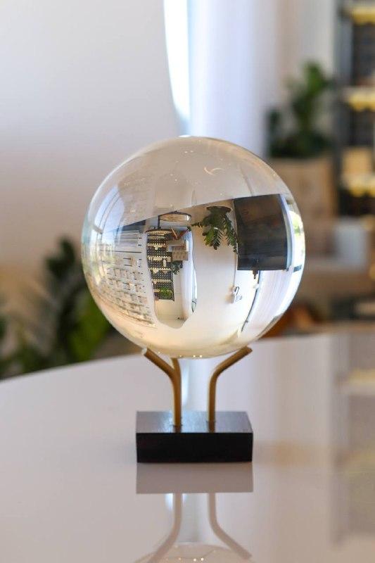 Bola Cristal Sintética na Base Madeira 12 cm diâmetro