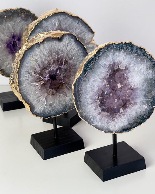 Argola Drusa de Ametista Banho Ouro na Base Madeira Preta