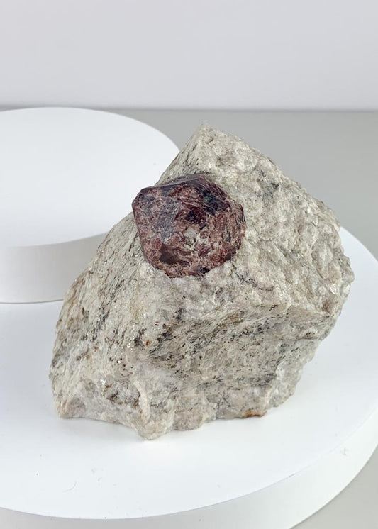 Pedra Granada Bruta na Matriz 1,294 Kg aprox.