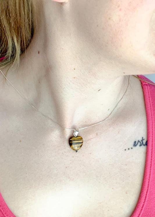 Pingente Olho de Tigre Coração Mini Banho Prata