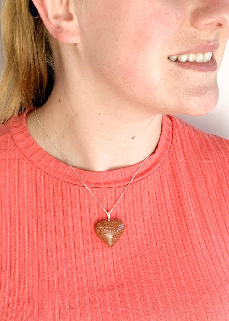 Pingente Goldstone Marrom Coração com Pino Banho Prata