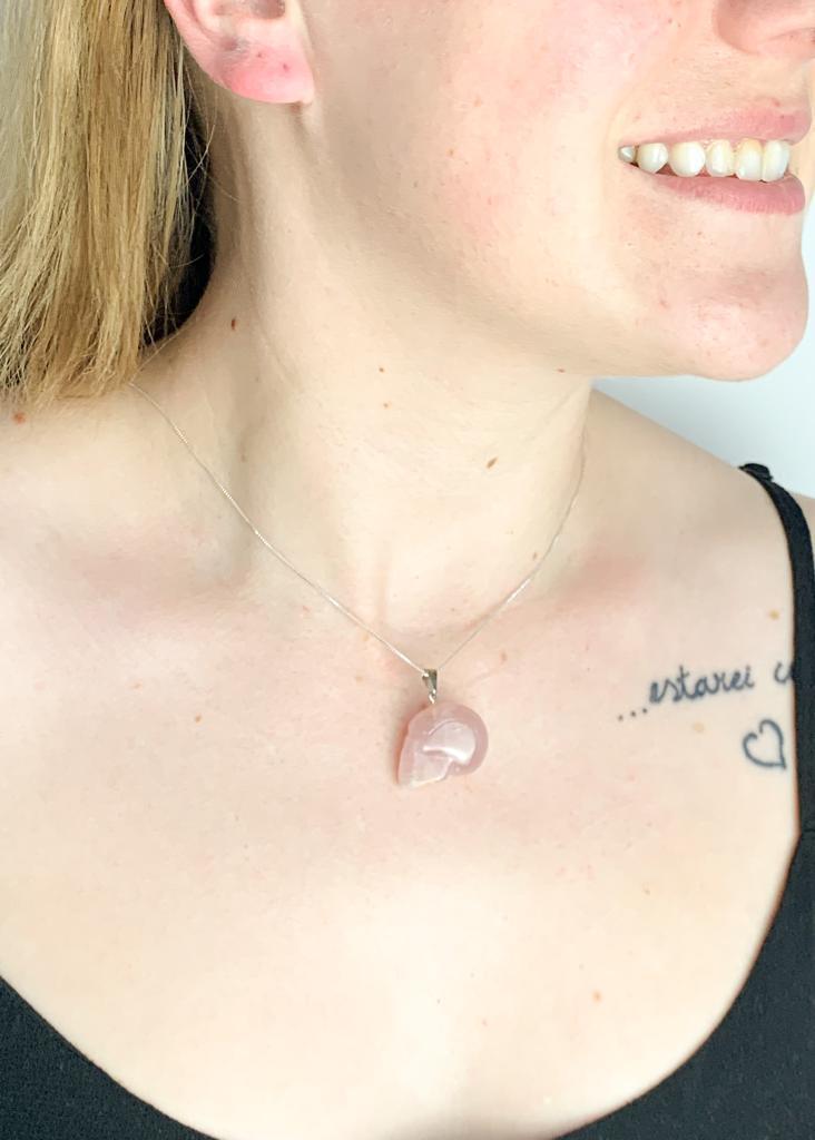 Pingente Quartzo Rosa Crânio Banho Prata