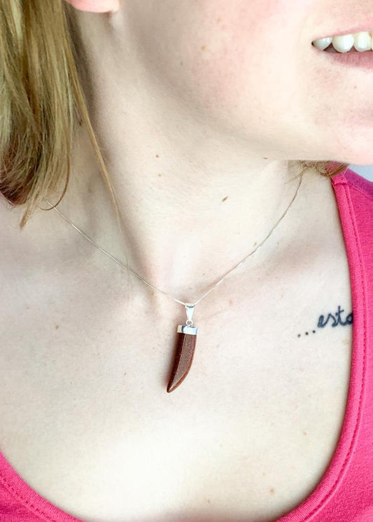 Pingente Dente Goldstone Marrom Banho Prata
