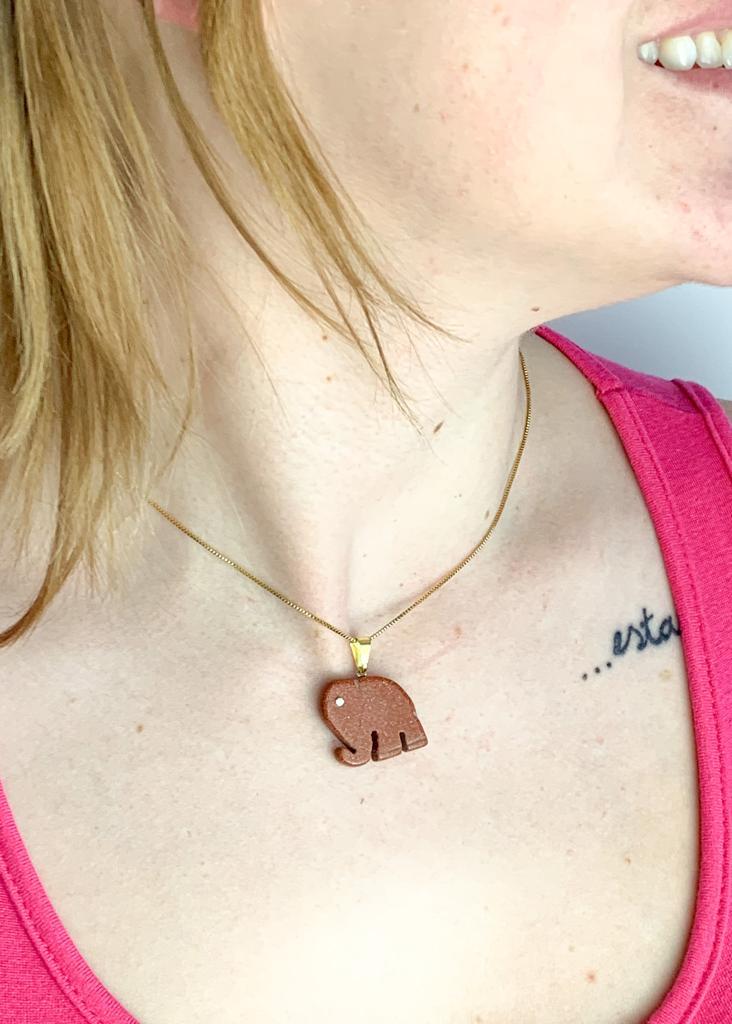Pingente Goldstone Marrom Elefante Banho Ouro