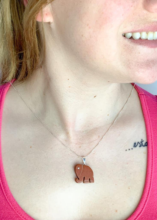 Pingente Goldstone Marrom Elefante Banho Prata