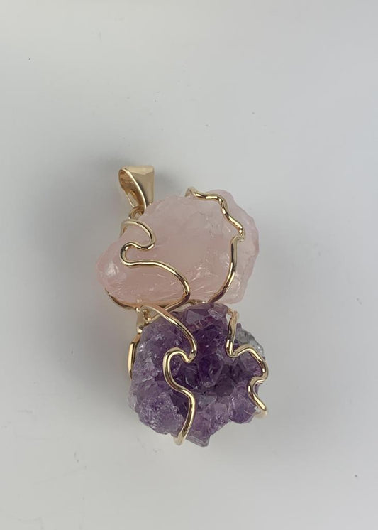 Pingente Duo Quartzo Rosa Bruto com Drusa de Ametista Banho Ouro