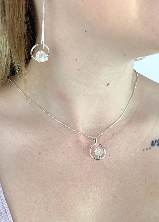Colar Ponta Cristal de Quartzo Bruto Argola Banho Prata