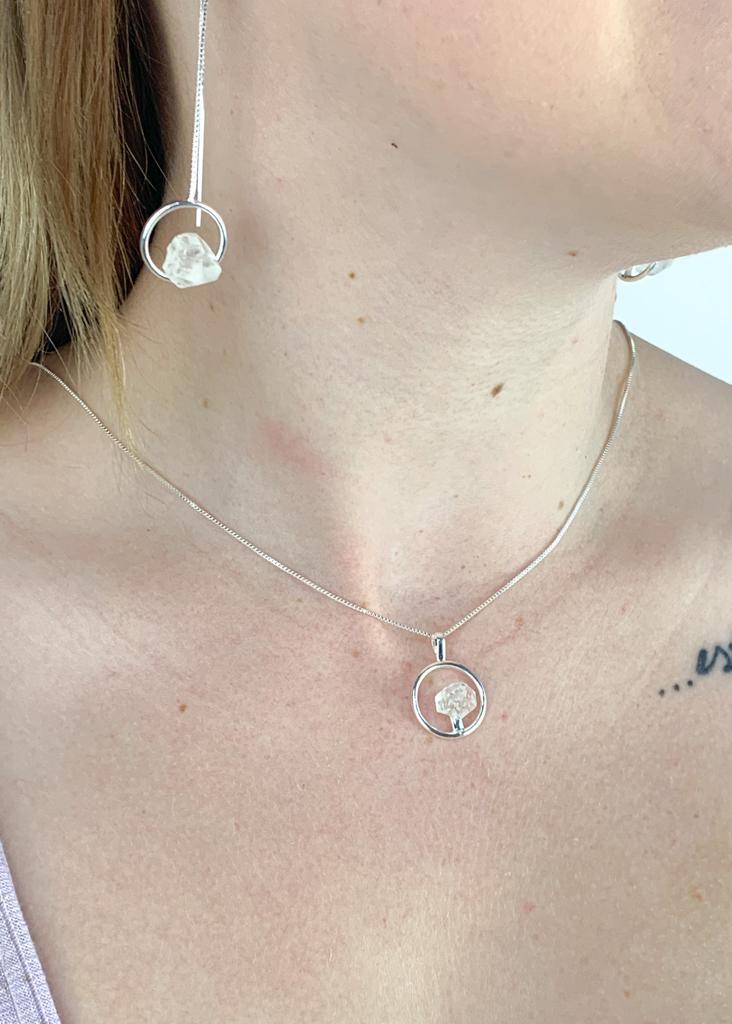 Colar Ponta Cristal de Quartzo Bruto Argola Banho Prata